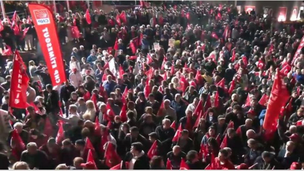 CHP'liler genel merkez önüne akın etti! Özgür Özel'e yumruklu saldırı sonrası çağrı yapılmıştı