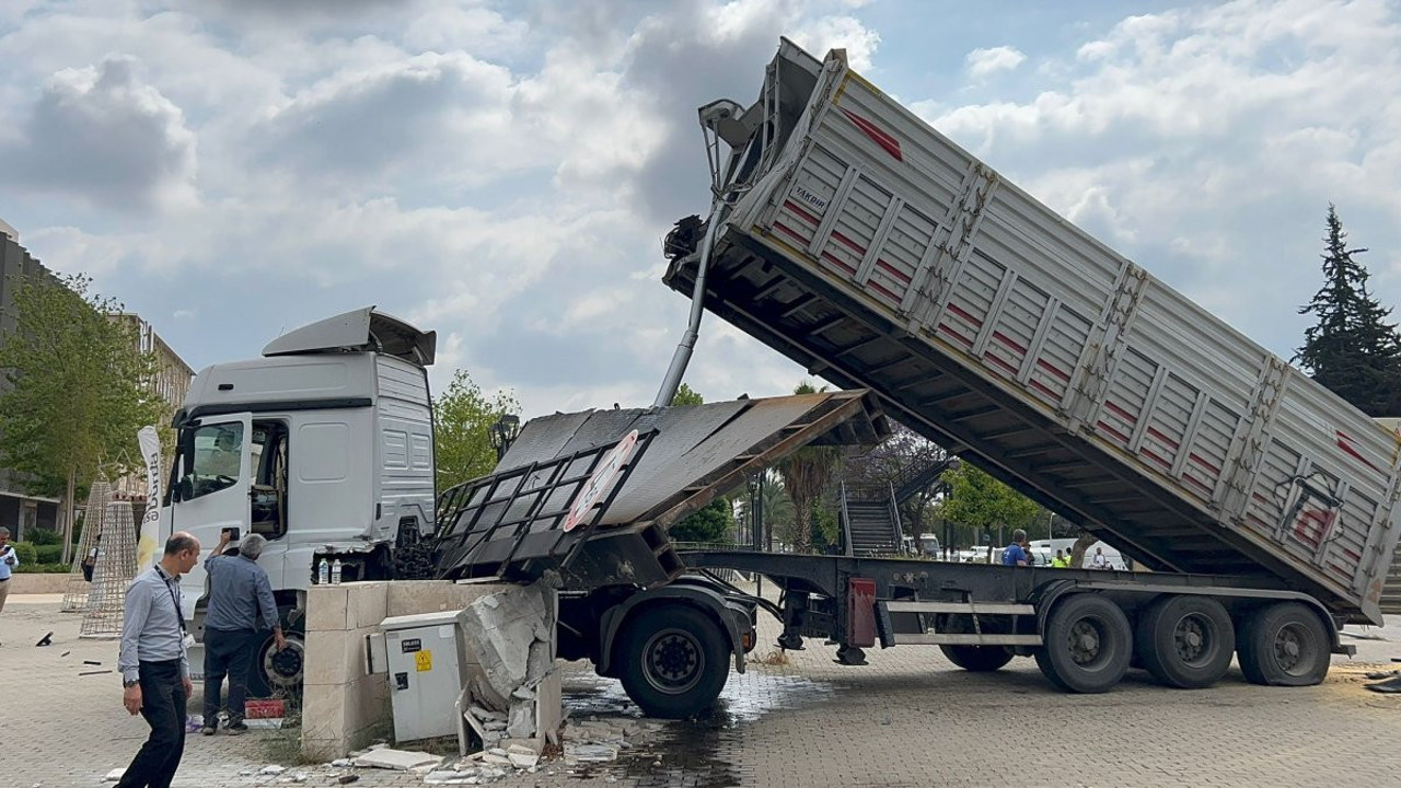 TIR’ın açılan dorsesi üst geçidi parçaladı