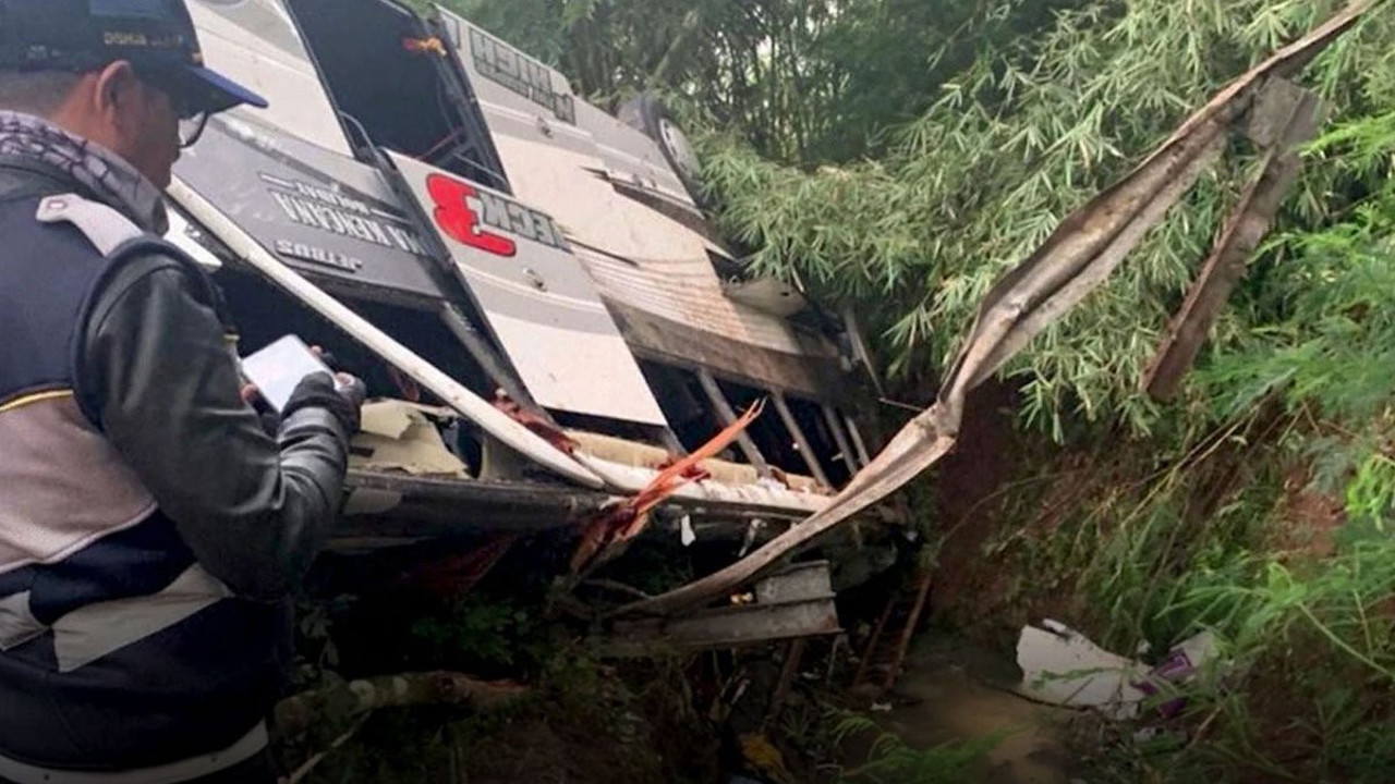 Endonezya'da freni arızalanan otobüs devrildi! Çok sayıda can kaybı var