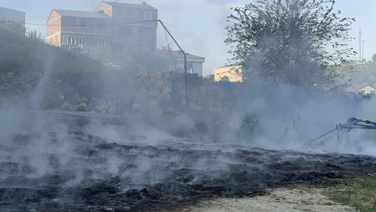 Arnavutköy'de fabrika bahçesinde korkutan yangın