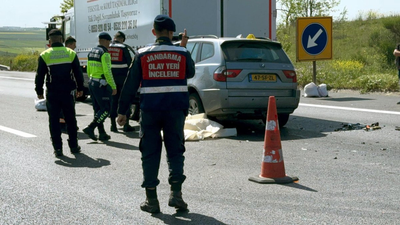 TEM'de korkutan kaza! Cip, kamyona çarptı: Yaralılar var