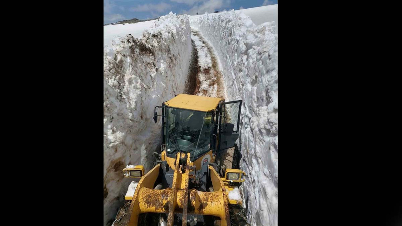 Karadeniz’de 4 metrelik kar temizlendi! Yol ulaşıma açıldı