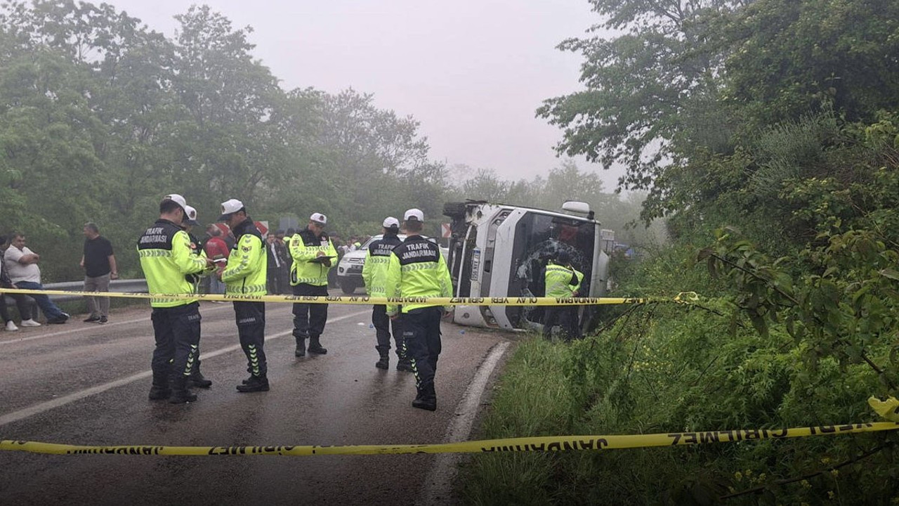 Öğrencileri taşıyan tur otobüsü otomobille çarpışarak devrildi: 2’si ağır çok sayıda yaralı var
