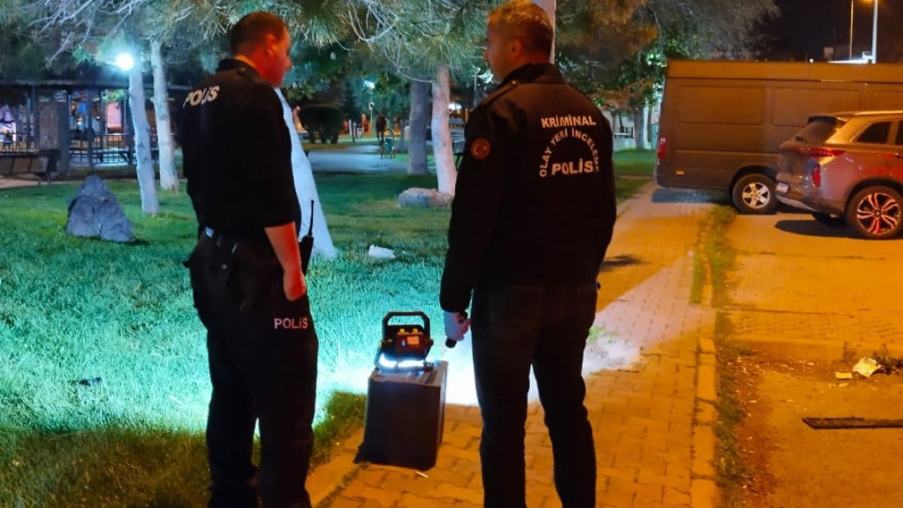 Borç- alacak kavgasında 2 genç birbirini bıçakladı