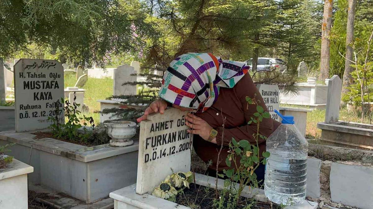 Mezar taşını öpen annenin acısı yürek yaktı! Mezarlıkta duygusal anlar yaşandı
