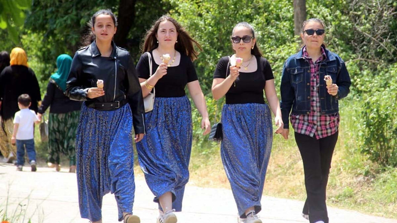 Gençler Aşıklar Sokağı’nda eş arayışında! Keşkekle başlayan aşk hikayeleri