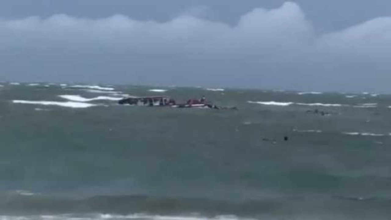 Turist teknesi alabora oldu: Çok sayıda ölü ve yaralı var