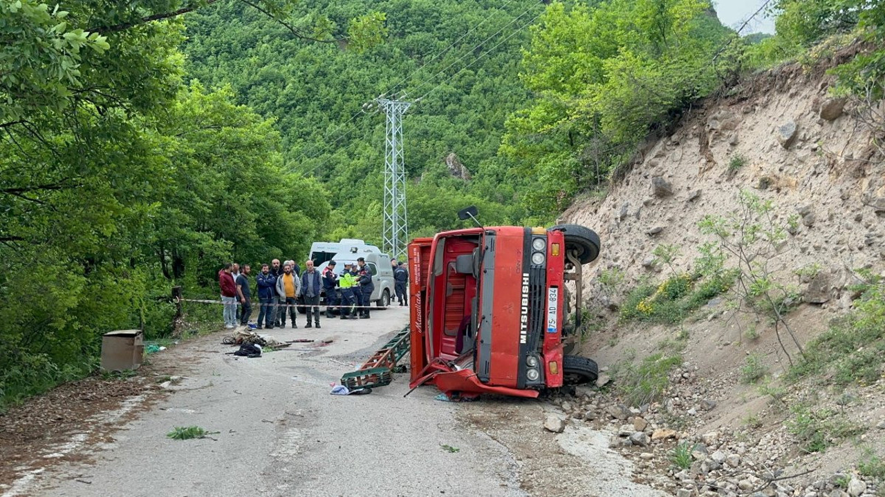 Artvin'de sondaj kamyonu devrildi: Ölü ve yaralılar var