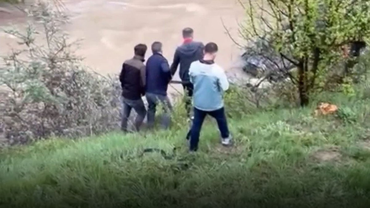 Gümüşhane’de feci kaza! Hafif ticari araç dereye devrildi