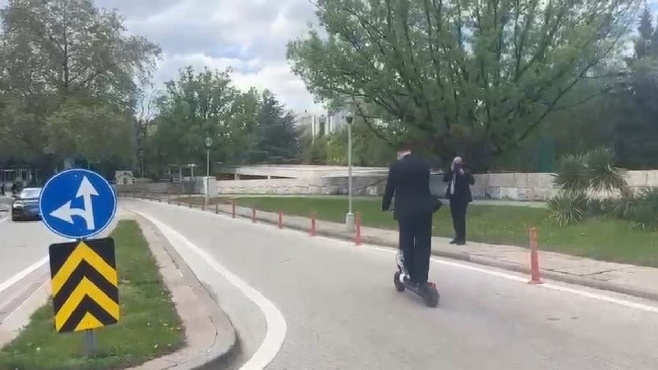 CHP'li İnan Akgün Alp, TBMM'ye 'skuter' ile geldi