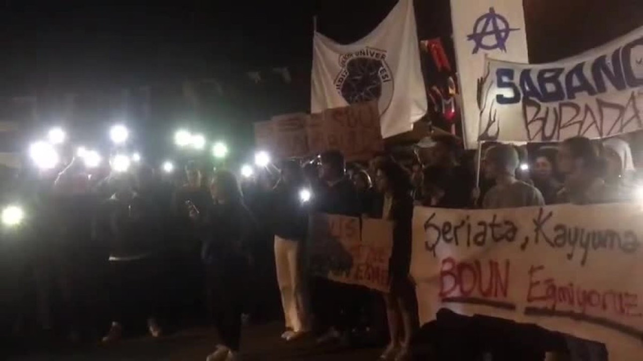 Üniversite öğrencileri "Nureddin Yıldız" protestosunda gözaltına alınan arkadaşlarına destek için Vatan Emniyet'e gitti