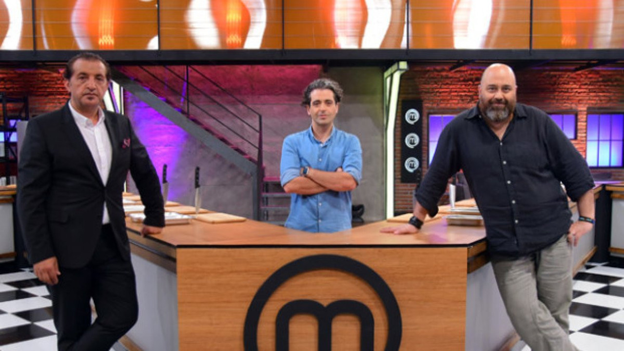 MasterChef'in eski jürisi CHP'ye katıldı! Rozetini Gökhan Zeybek taktı