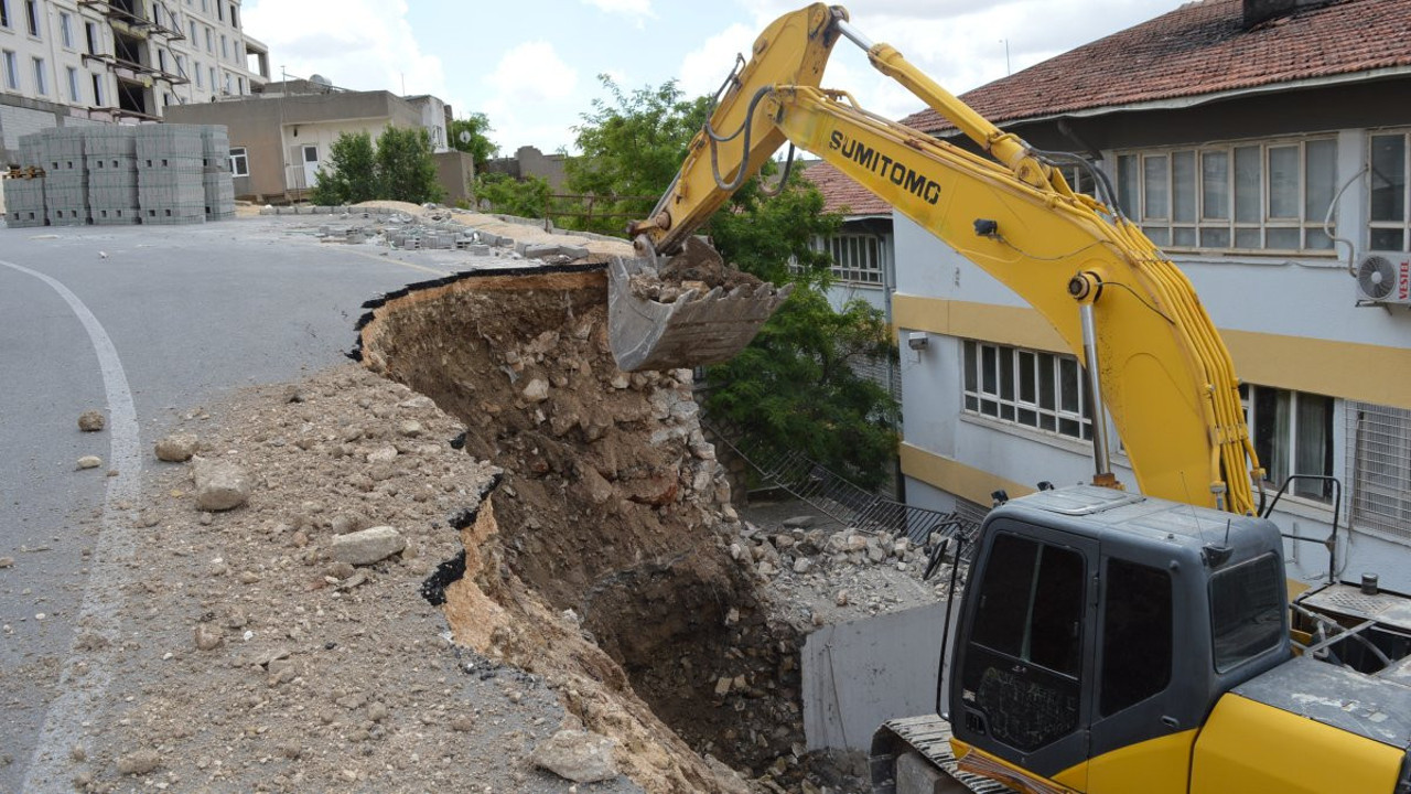 Mardin’de facianın eşiğinden dönüldü! Yol okul bahçesine çöktü: Ya gündüz olsaydı?