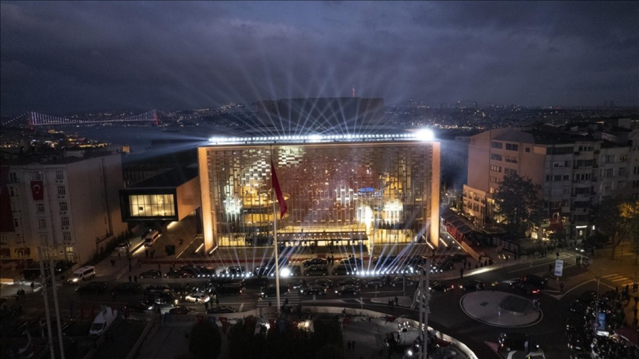 "Kutsal", 3 oyunla İstanbul’da seyirci karşısında