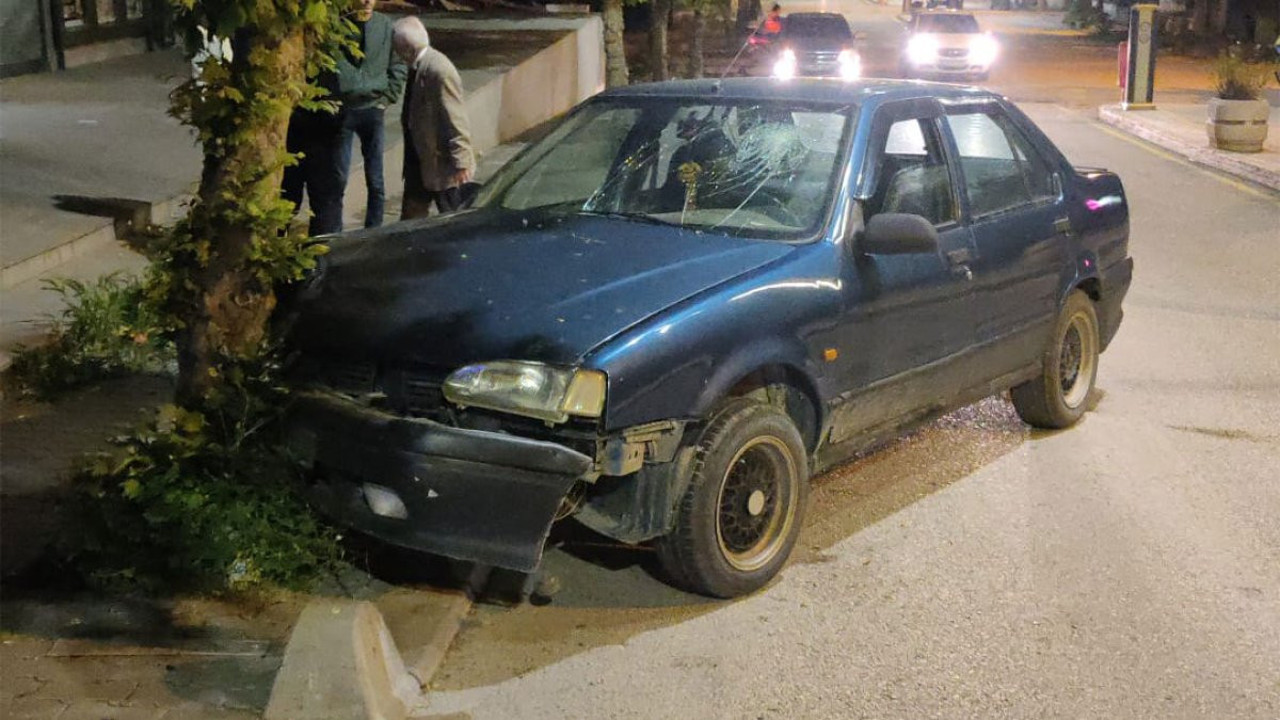 Ağaca çarpan otomobilin alkollü sürücüsü yaralandı