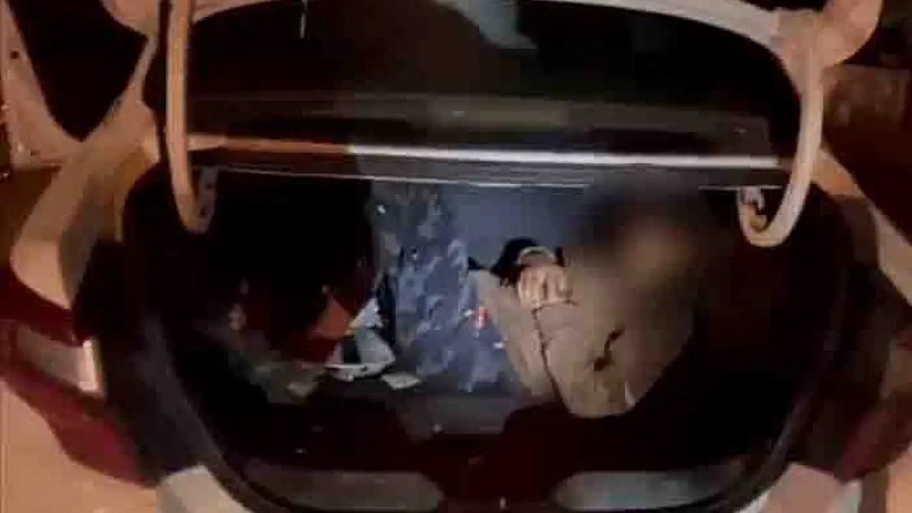 Kaçak göçmenler otomobil bagajından çıktı