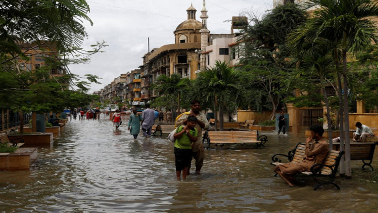 Fırtına ağaçları ve tabelaları devirdi: Ölüler var