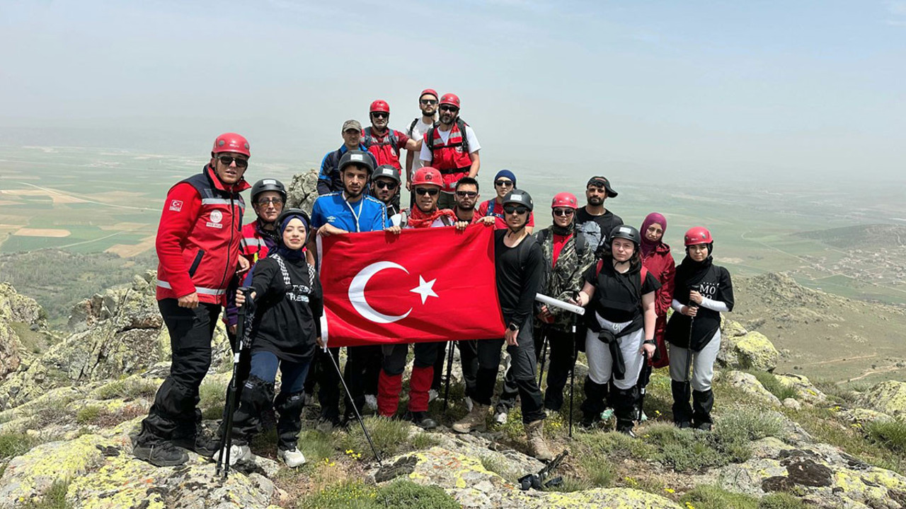 Kırşehir'de dağcılar "19 Mayıs"ı zirvede kutladı