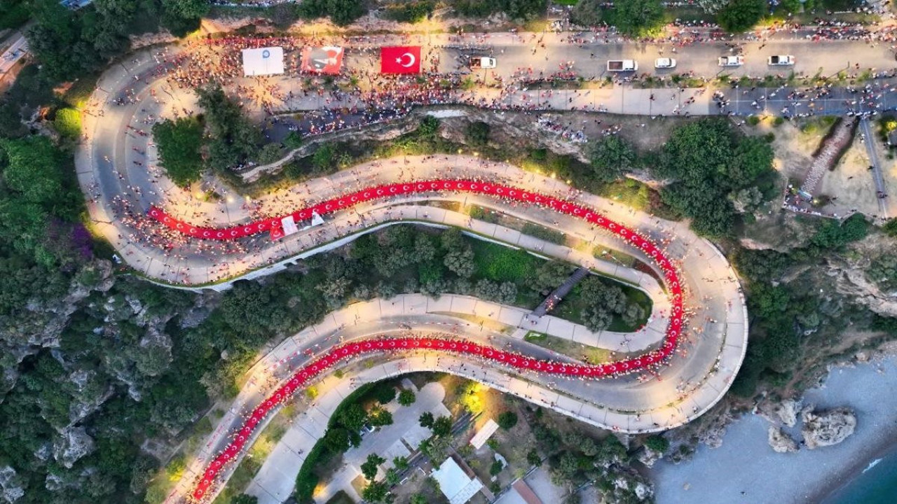 Antalya'da 400 metrelik dev Türk bayrağı ile 'Fener Alayı' düzenlendi