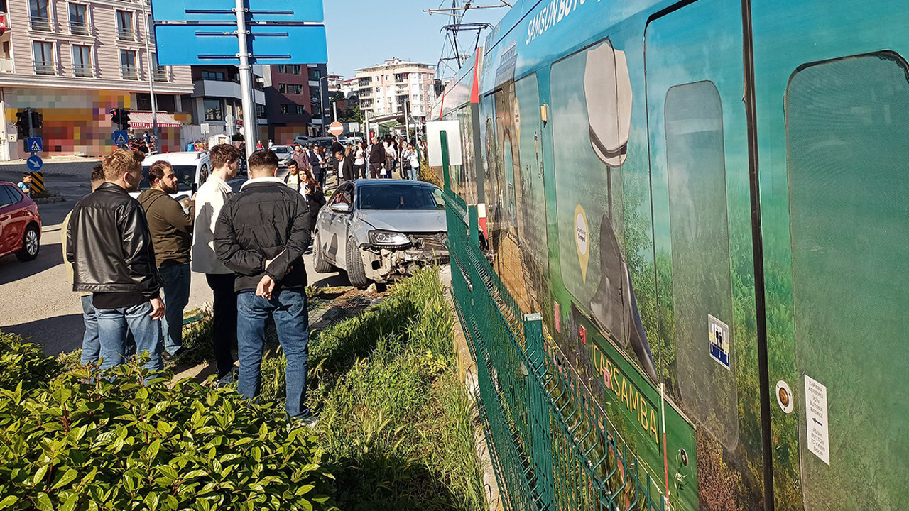 Otomobil tramvayla çarpıştı: Korku dolu anlar yaşandı