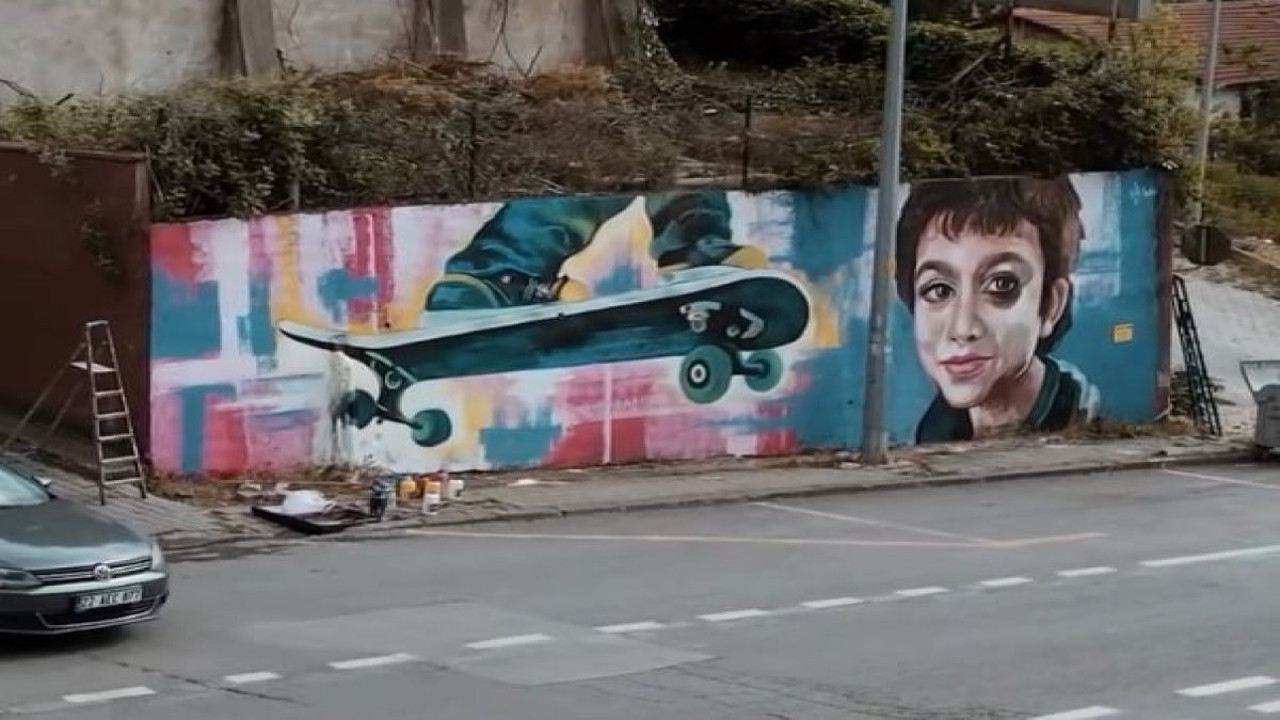 Azerbaycanlı ressam, öldürülen Minguzzi'nin portresini ve kaykayını duvara resmetti