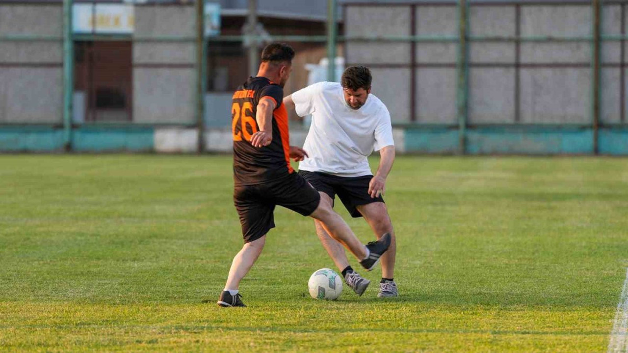 Tarsus’ta dostluk maçı: Belediye ve muhtarlar 4-4 berabere!