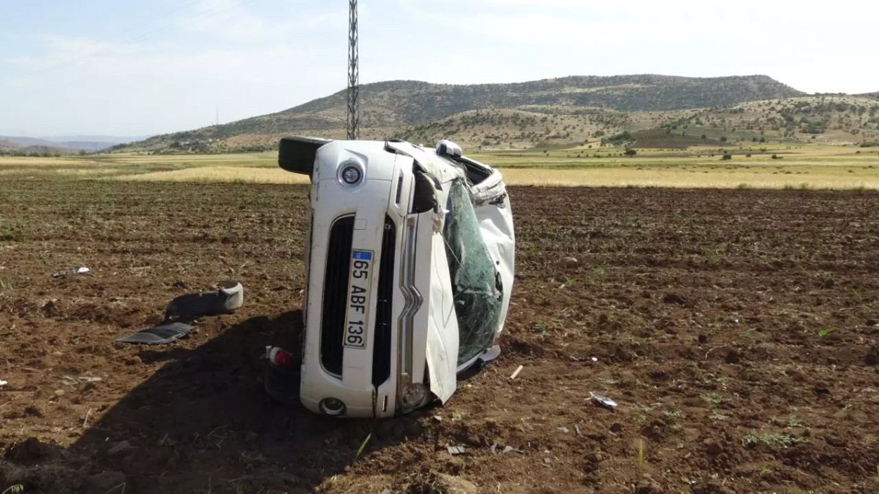 Kontrolden çıkan araç tarlaya devrildi: Ölü ve yaralılar var
