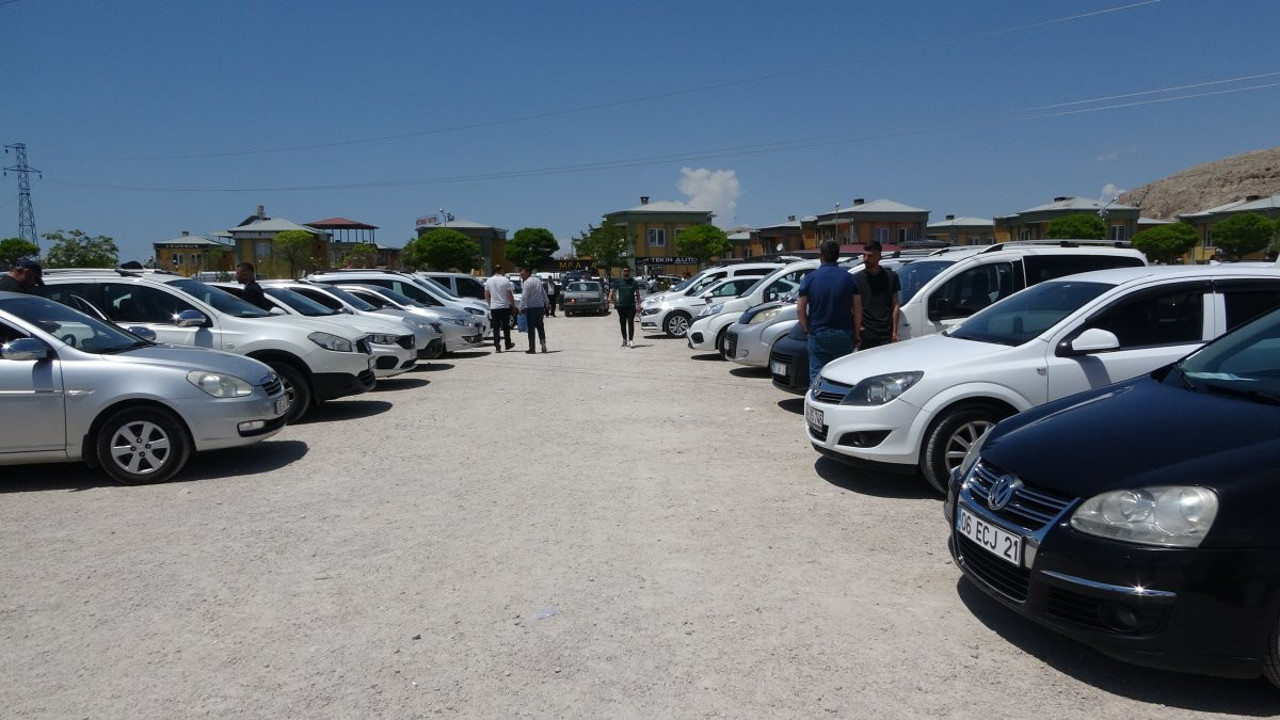 Van’daki oto pazarında yoğunluk! Satıcılar alıcı bulmakta zorlandı
