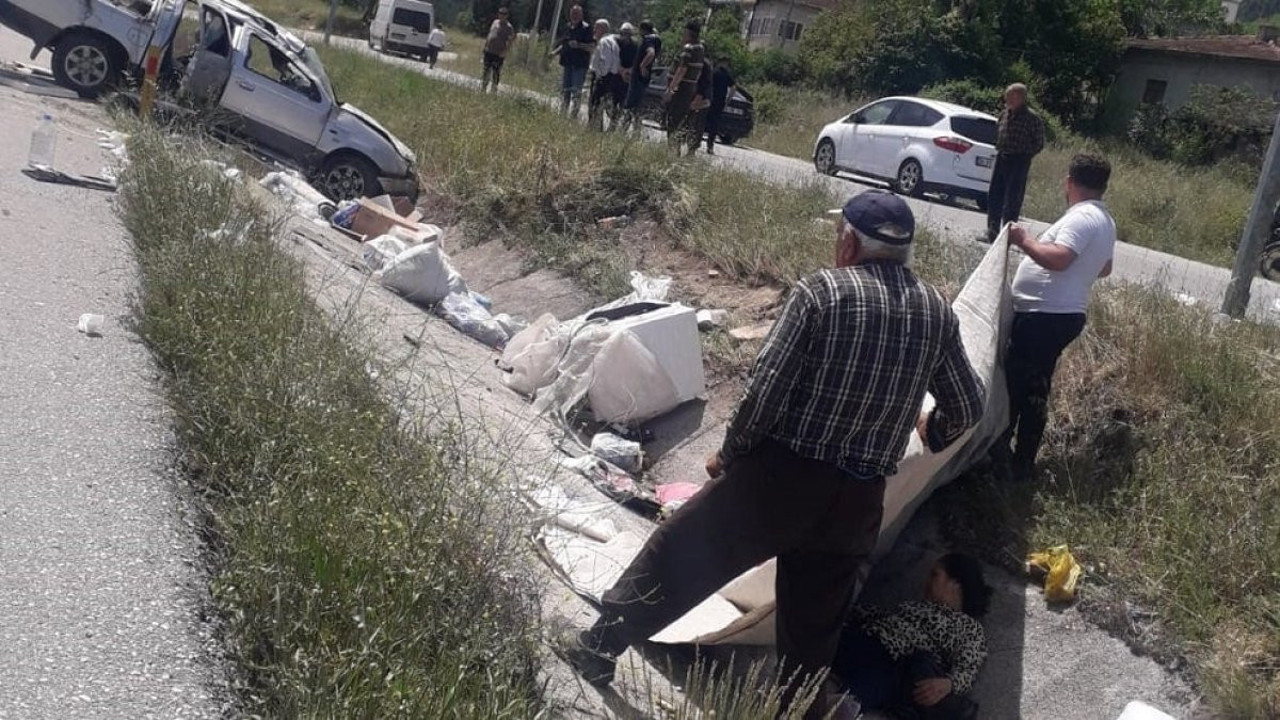 Trafik kazası sonrası yaralıyı üzerine battaniye tutarak güneşten korudular