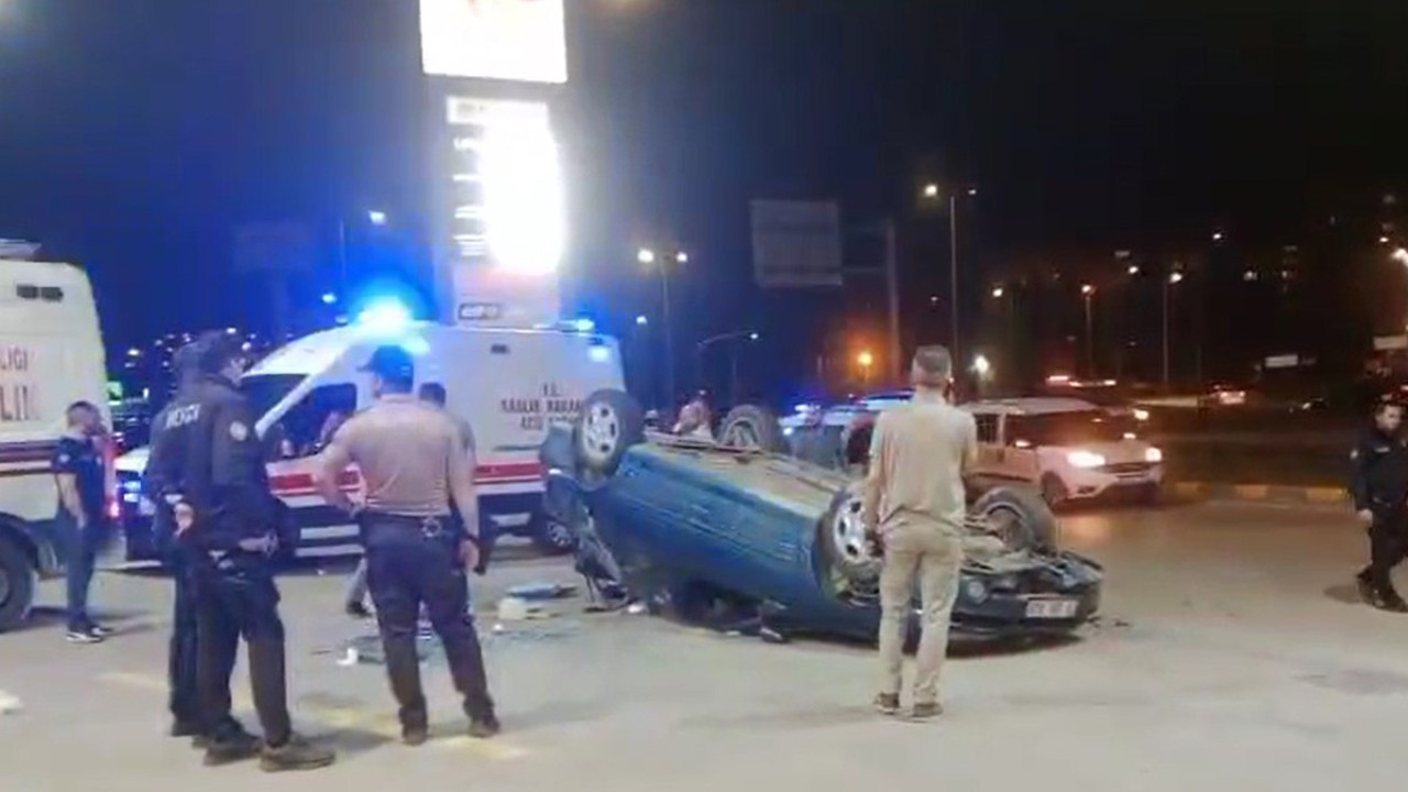 Faciadan kıl payı dönüldü! Akaryakıt istasyonunun önünde devrildi