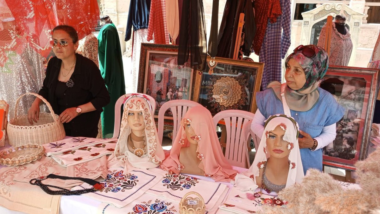 Kursiyerlerin eserleri Aksaray’ı renklendirdi! El emeği göz nuru