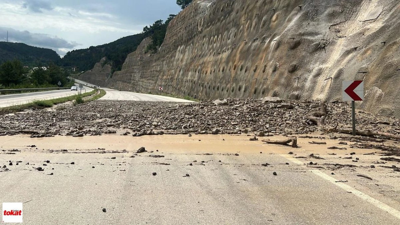 Toprak kayması sonucu ulaşıma kapanan yol açıldı