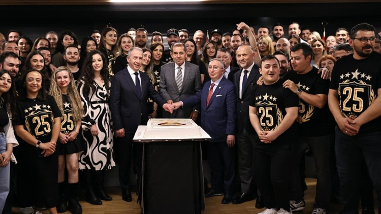 Dursun Özbek pastayı kesti: Sayenizde şampiyon olduk