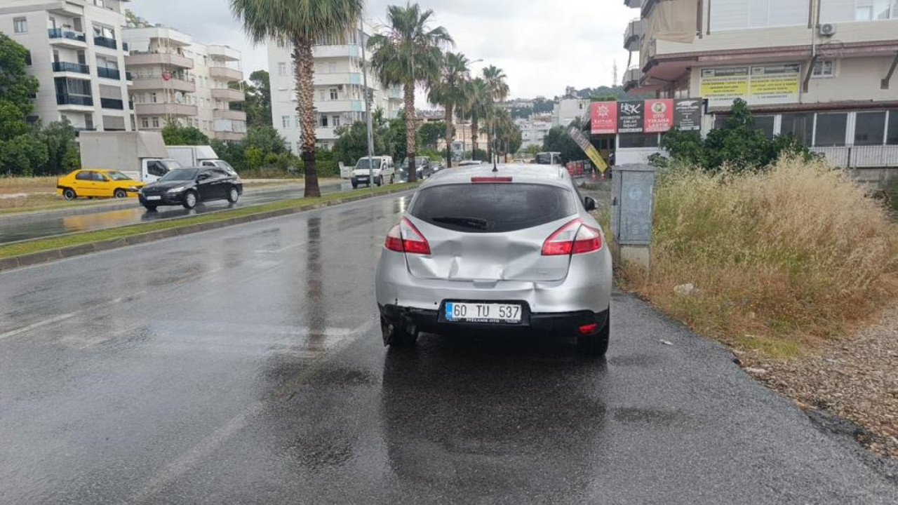 Yağışlı havada 3 araç birbirine girdi: Yaralı var