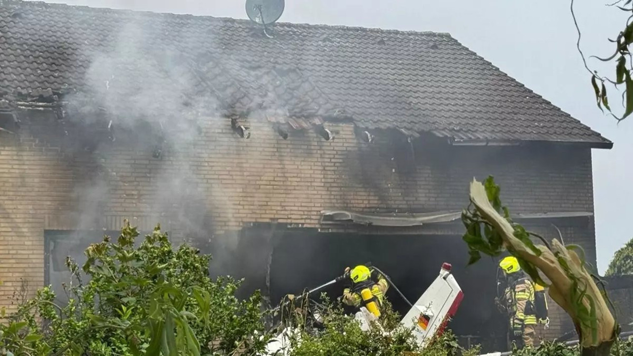 Uçak evin üzerine düştü: Ölüler var