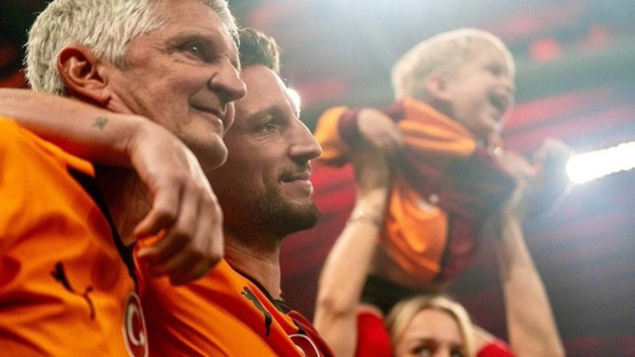 Mertens Galatasaray'dan ayrıldı