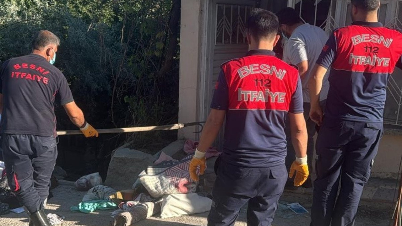 Korku dolu anlar... Eve girince yılanla karşılaştı