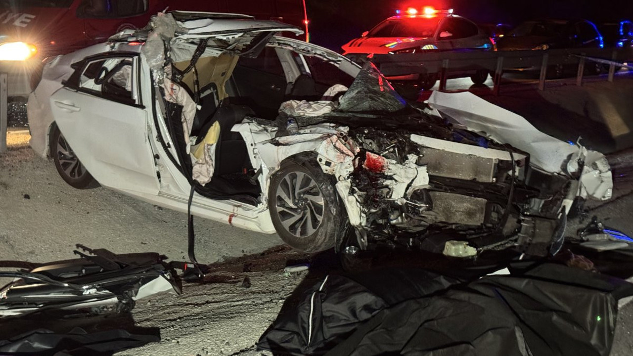 Kamyona çarpan otomobildeki 2 kişi öldü