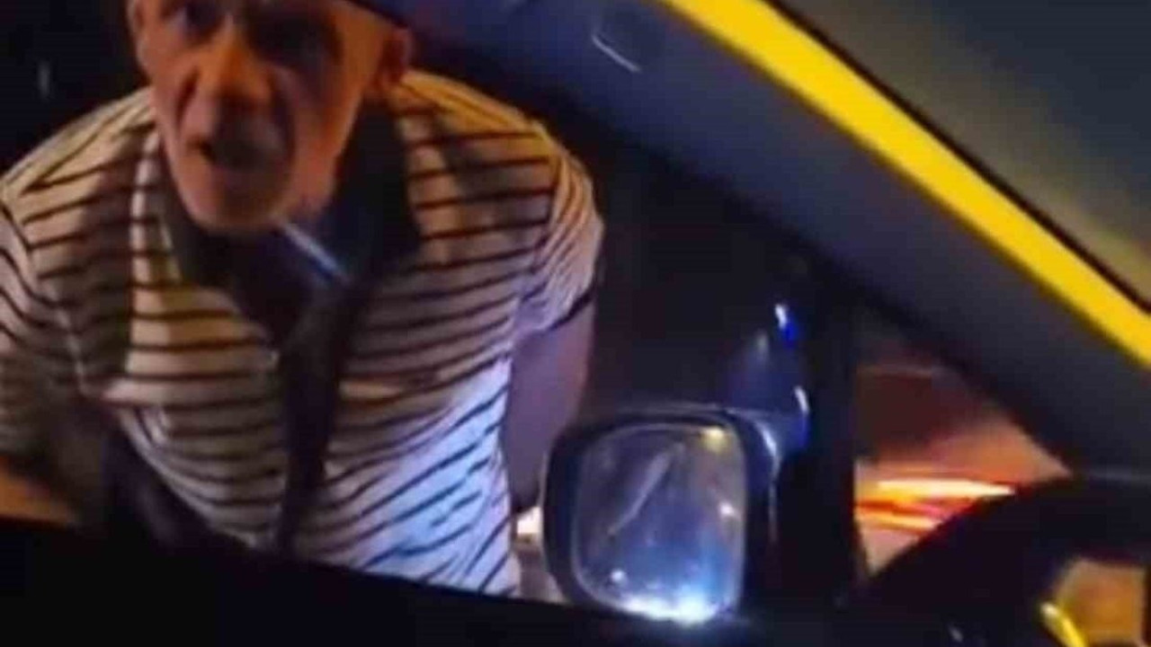 Sinyal vermeyen sürücünün önünü kesip camı yumrukladı