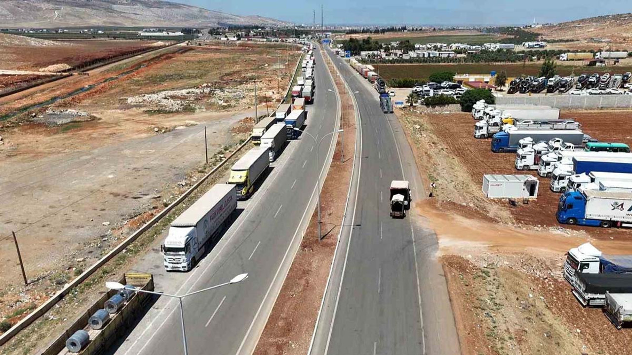 Cilvegözü’nde yoğunluk! TIR'lar ve göçmenler akın etti