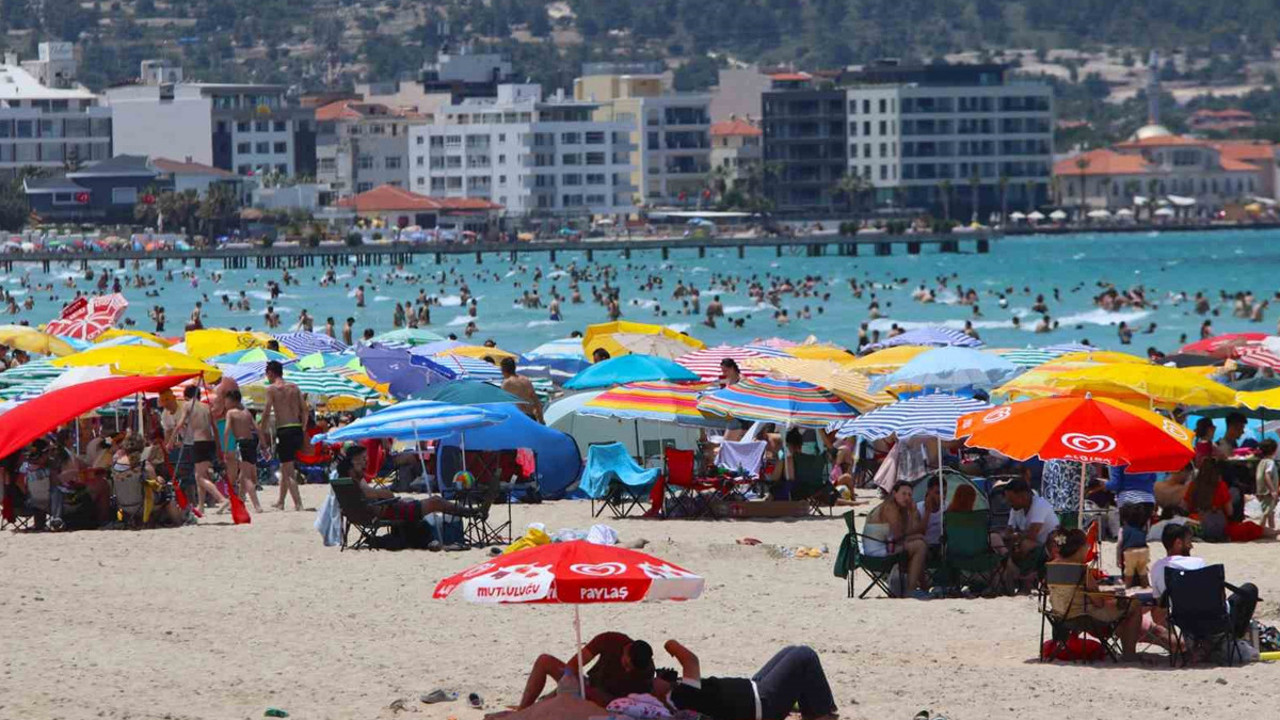 Çeşme’de plajlar patladı! Nefes alacak yer kalmadı