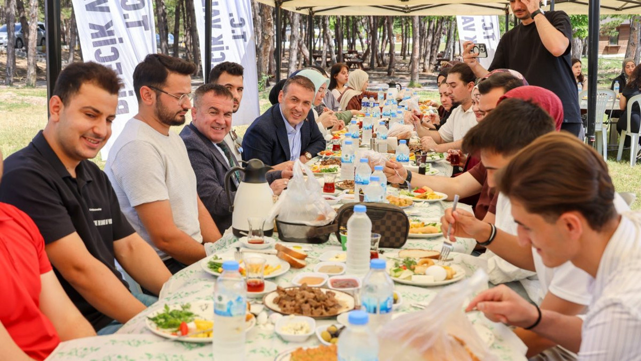 Vali, bayramda evine gidemeyen öğrencilerle buluştu