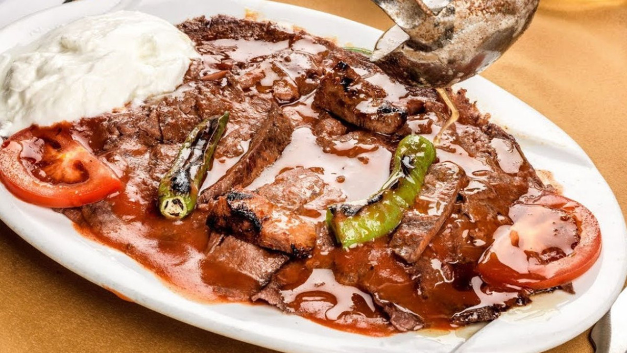 Bu kadarı pes dedirtti! Yemek yiyenler asla doymuyordu... Ünlü iskendercinin oyunu ortaya çıktı