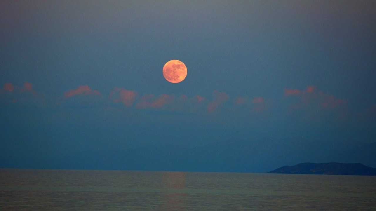 Van Gölü üzerindeki dolunay büyüledi