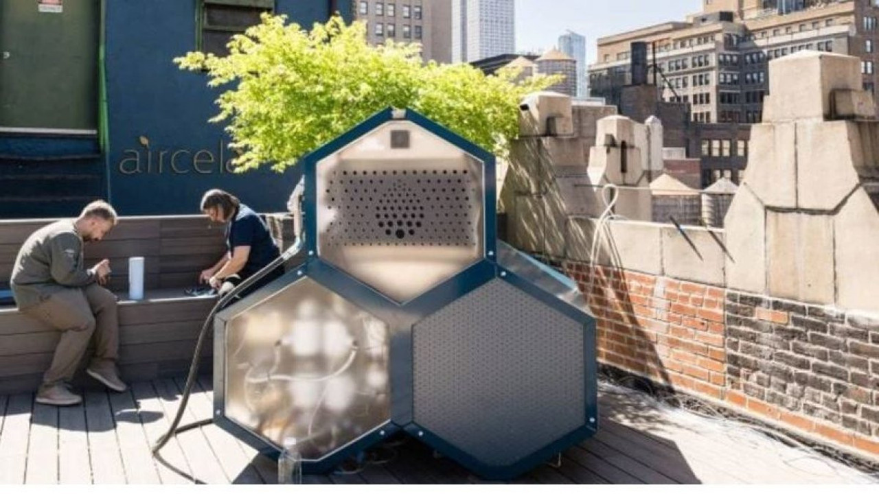 Benzine para ödemek artık tarihe karıştı. Cihaz bu yıl satışa çıkıyor. Yapılamaz denileni yaptılar havadan benzin ürettiler