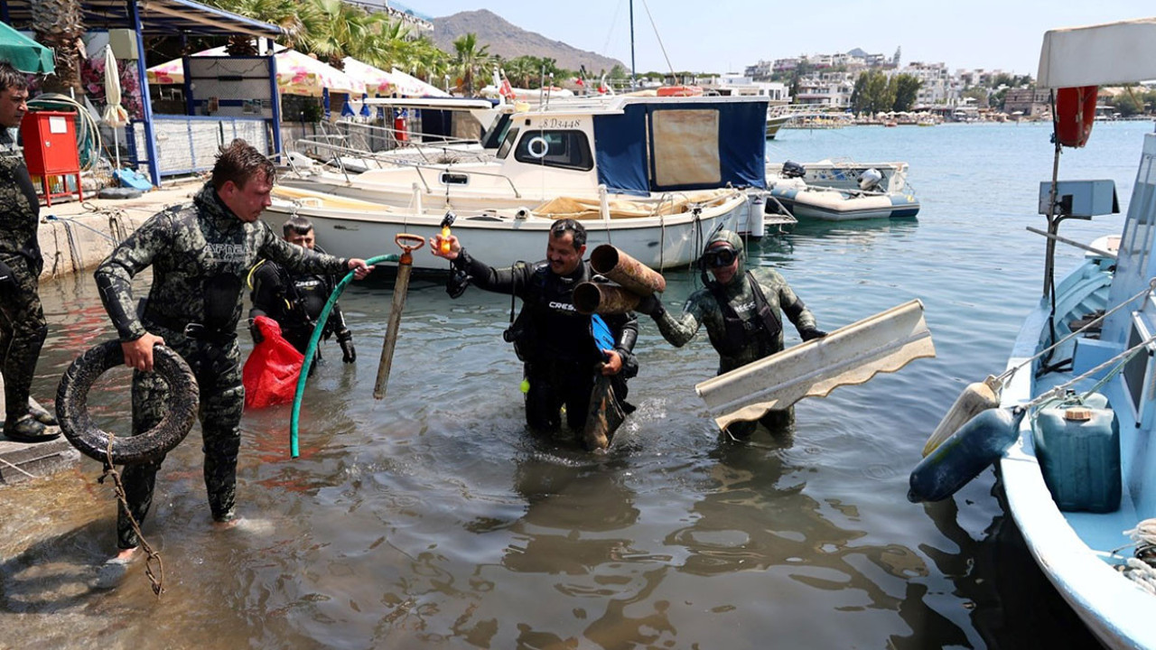 Bodrum'da dalgıçlar deniz dibi temizliği yaptı