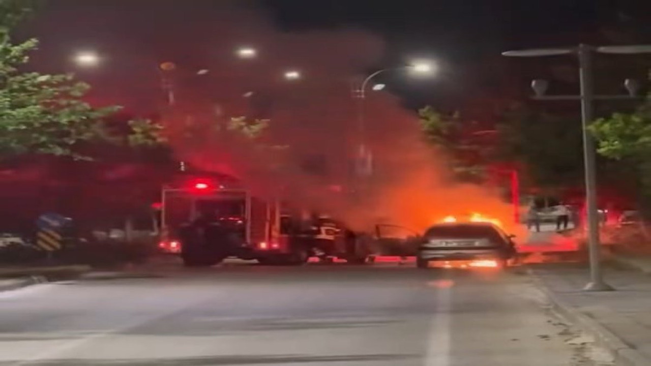 Elazığ’da hareket halindeki araçta yangın çıktı