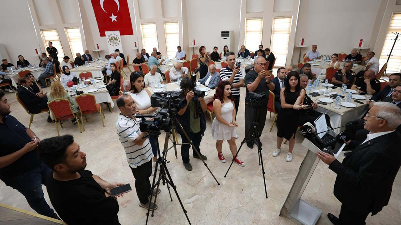 Basın toplantısında gergin anlar