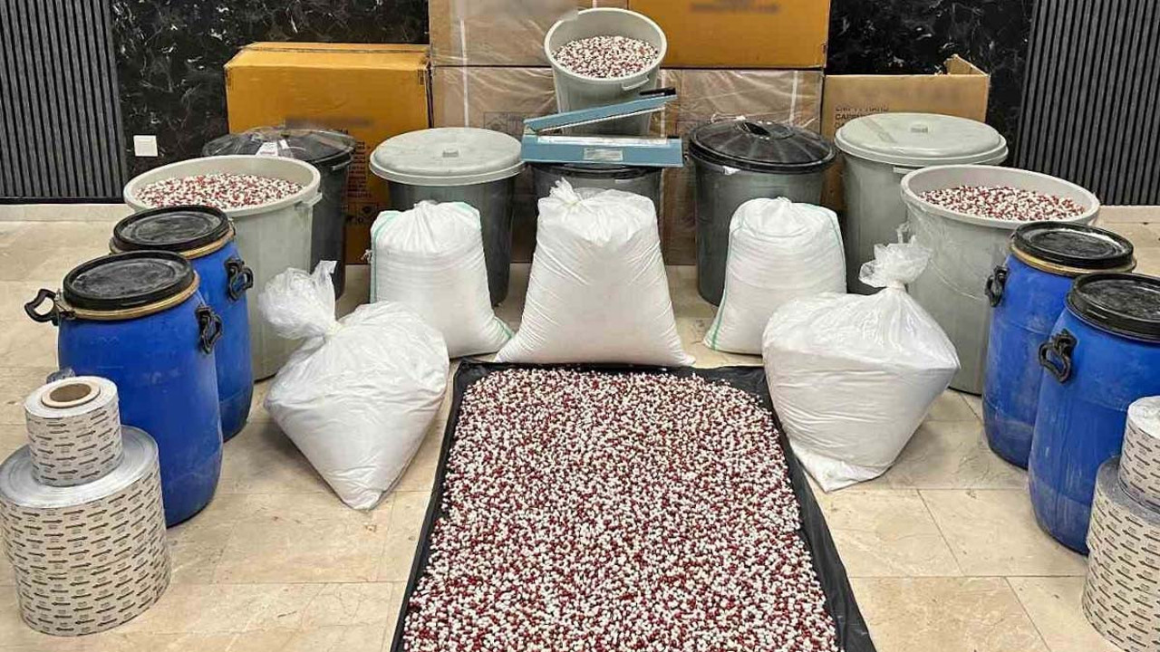 İstanbul’un göbeğinde uyuşturucu fabrikası çökertildi! 2 milyon 535 adet ele geçirildi