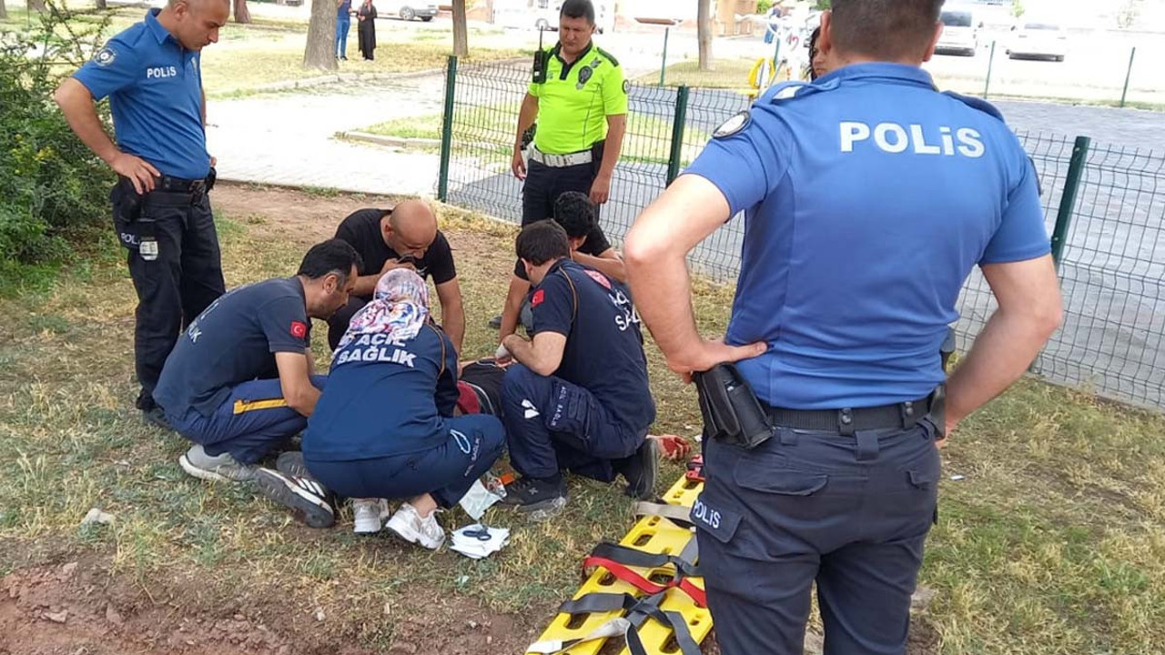 Parkta 17’lik gence bıçaklı saldırı